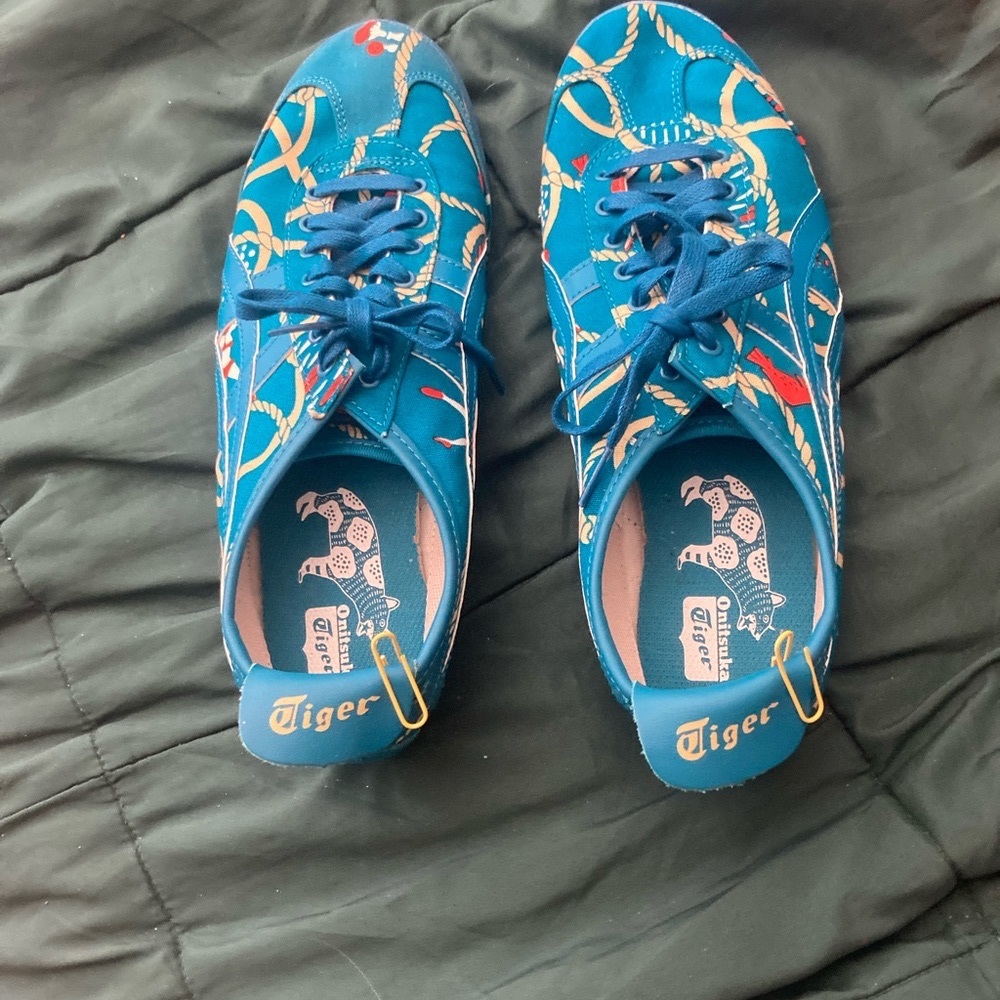 New Without Tags woman’s 9.5 ASICS gym shoes.